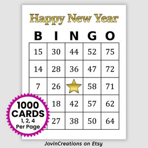 Könnte beinhalten: Eine weiße Bingo-Karte mit den Worten "Happy New Year" oben. Die Karte hat ein Raster mit Zahlen und einen goldenen Stern. Ein rosa Aufkleber lautet "1000 KARTEN 1, 2, 4 Pro Seite". Der Etsy-Shop-Name "JovinCreations" steht unten.