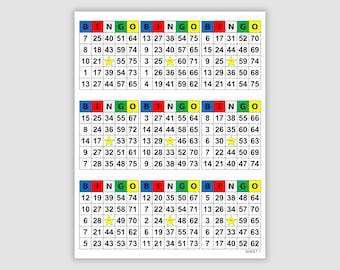 Può includere: Tre cartelle del bingo con numeri da 1 a 75 in caselle rosse, blu, verdi e gialle. La casella centrale di ogni cartella è contrassegnata con "BINGO".