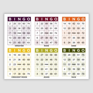 Puede incluir: Un conjunto de seis tarjetas de bingo con diferentes fondos y temas de colores. Los temas son Jersey, Rastrillo, Cobertizo, Luna creciente, Vaqueros y Lluvia. Cada tarjeta tiene un espacio libre en el centro y 24 números.