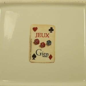 K&ouml;nnte beinhalten: Cremefarbene rechteckige Keramikschale mit Spielkartenmotiv. Die Karte zeigt das Wort "JEUX", W&uuml;rfel und Kartenfarben. Auf der Unterseite der Karte steht "Gien FRANCE".