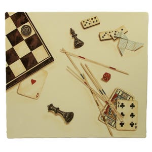 K&ouml;nnte beinhalten: Draufsicht auf verschiedene Brett- und Kartenspielteile auf einer cremefarbenen Oberfl&auml;che. Ein Schachbrett, Schachfiguren, Spielkarten, Dominosteine, W&uuml;rfel und Mikadost&auml;be sind in einem Stillleben angeordnet.