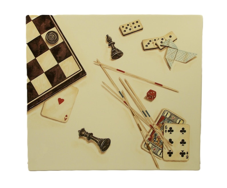 K&ouml;nnte beinhalten: Draufsicht auf verschiedene Brett- und Kartenspielteile auf einer cremefarbenen Oberfl&auml;che. Ein Schachbrett, Schachfiguren, Spielkarten, Dominosteine, W&uuml;rfel und Mikadost&auml;be sind in einem Stillleben angeordnet.