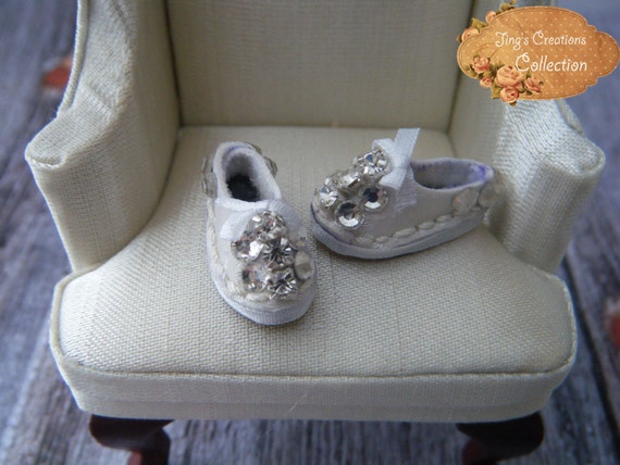 une paire de chaussures de mariage Ivoire pour poupées de Heidi de créations de Jing à l'échelle 1/12 | Extravagant
une paire de chaussures chaussures chaussures de mariage Ivoire pour poupées de Heidi de créations de Jing à l'échelle 1/12 | Extravagant
9ffb66