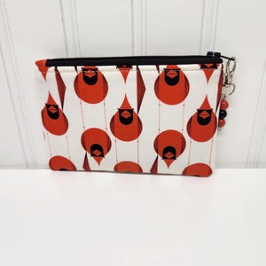 Monedero con cremallera Charley Harper, Cardinal Flight, ideal como regalo pequeño, con tirador de cuentas, fabricado en Ohio.