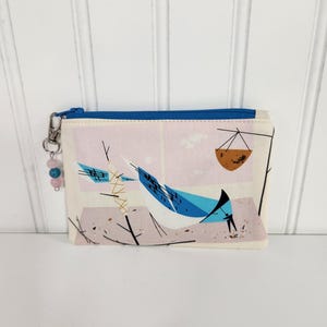 Blue Jay de Charley Harper en el comedero, monedero con cremallera, regalo pequeño perfecto, correa para la muñeca, fabricado en Ohio