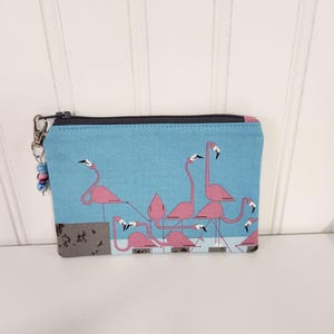 Monedero con cremallera Flamigo's Think Pink de Charley Harper, un pequeño detalle perfecto, con tirador de cuentas, fabricado en Ohio.