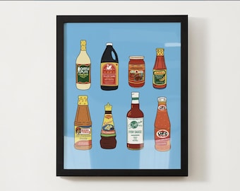 Puede incluir: Una impresión enmarcada con ilustraciones de varias botellas de salsa sobre un fondo azul claro. Las botellas son de diferentes formas y tamaños, con etiquetas en varios colores y fuentes. La impresión está en un marco negro.