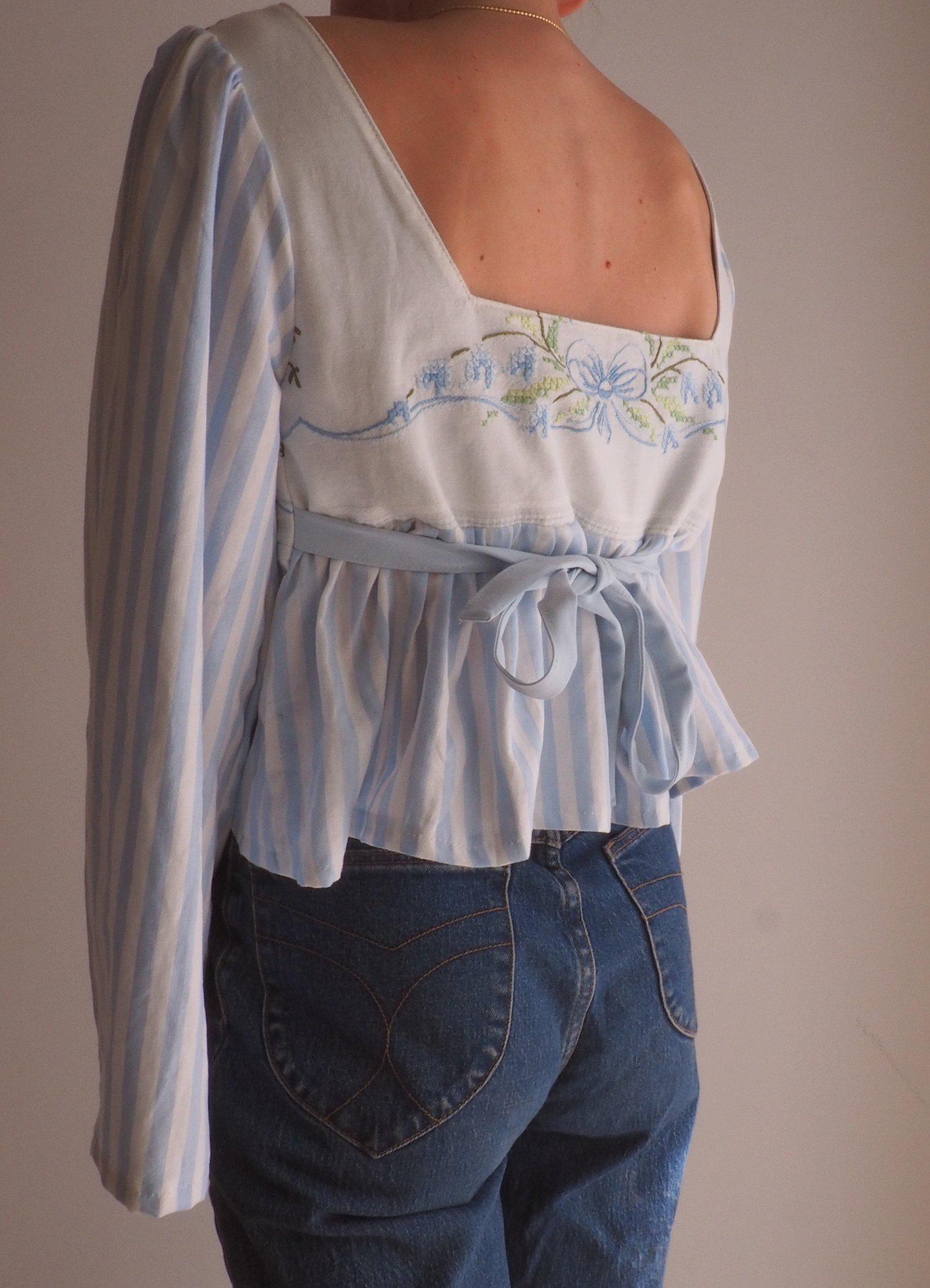 Camicetta estiva a righe blu e bianche ricamata vintage a maniche