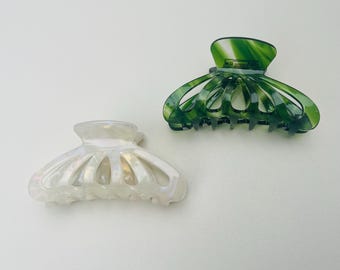 Pinza para el cabello de acetato de celulosa color jade, alas de mariposa asimétricas, color verde jade o blanco iridiscente, sujeción fuerte.
