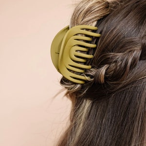 Arched Hair Claw Clip: Strong Hold, Wavy Design - 3 Inch