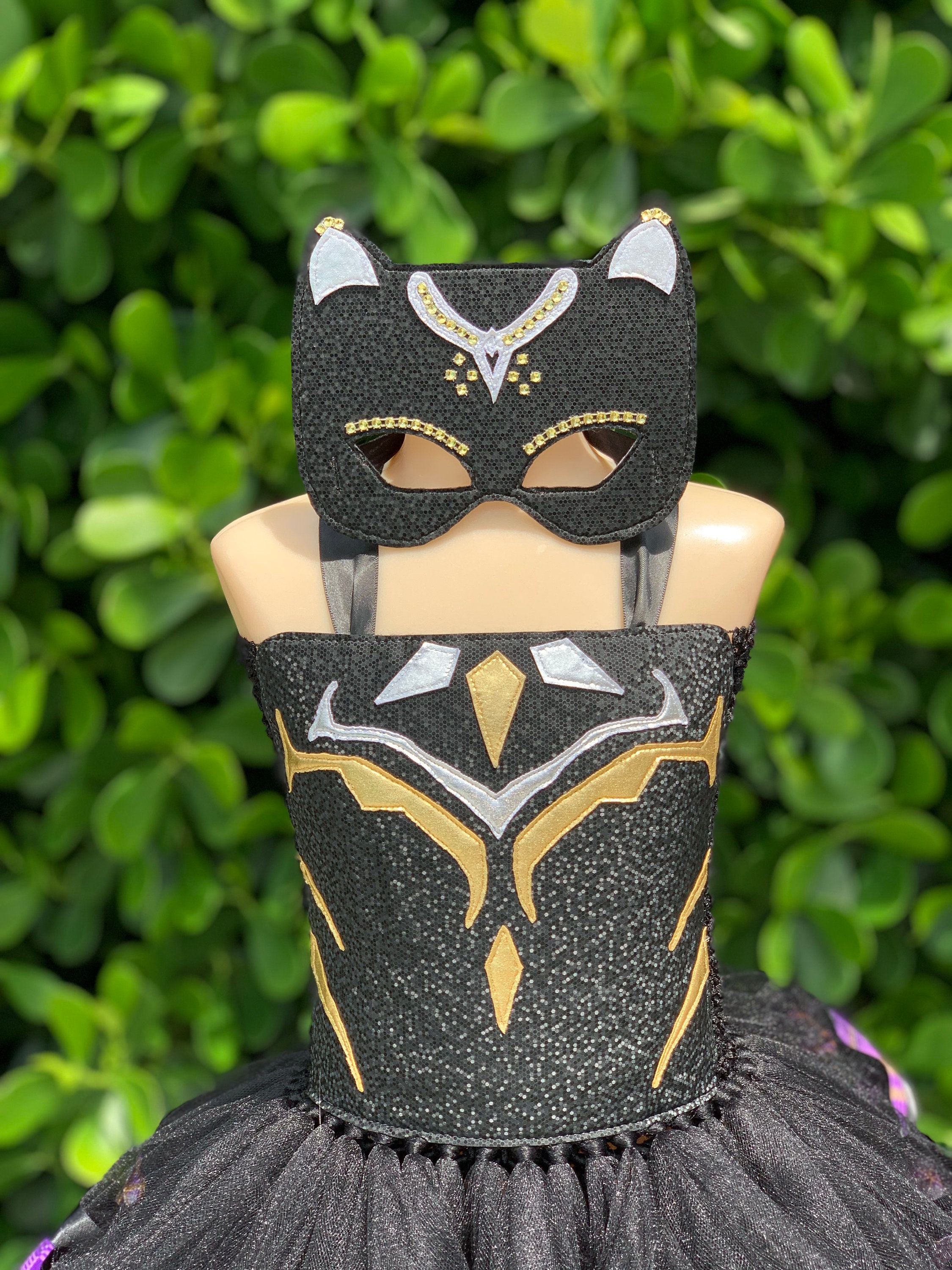 green black panther dress Lupita Nyong'o's 'Black Panther' Premiere Gown Is 'Warrior-Inspired'