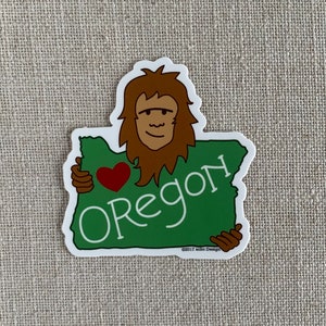 Big Foot Loves Oregon Vinyl Aufkleber / Wasserfester Autoaufkleber / Cooler Laptop Aufkleber / Illustrierter Sasquatch Aufkleber / Süßer Bigfüße Aufkleber
