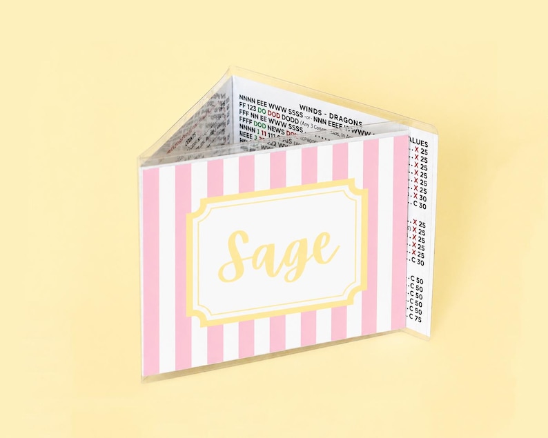 Puede incluir: Una cartera de pl&aacute;stico transparente con rayas verticales rosas y blancas. La cartera tiene una etiqueta amarilla y blanca con el nombre "Sage" en cursiva. La cartera est&aacute; abierta, revelando texto en el interior.