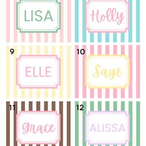 Puede incluir: Seis tarjetas con nombres con fondos de rayas pastel. Cada tarjeta presenta un nombre diferente en una fuente decorativa dentro de una etiqueta enmarcada. Los nombres incluyen Lisa, Holly, Elle, Sage, Grace y Alissa.