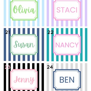 Puede incluir: Una colecci&oacute;n de seis etiquetas con nombres diferentes, cada una con un color y fuente &uacute;nicos. Las etiquetas est&aacute;n sobre un fondo a rayas. Los nombres incluyen Olivia, Staci, Susan, Nancy, Jenny y Ben.