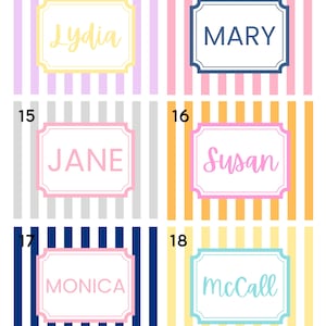 Puede incluir: Una colecci&oacute;n de etiquetas con nombres personalizados, incluyendo "Lydia", "Mary", "Jane", "Susan", "Monica" y "McCall". Cada etiqueta presenta un esquema de color &uacute;nico y un fondo a rayas.
