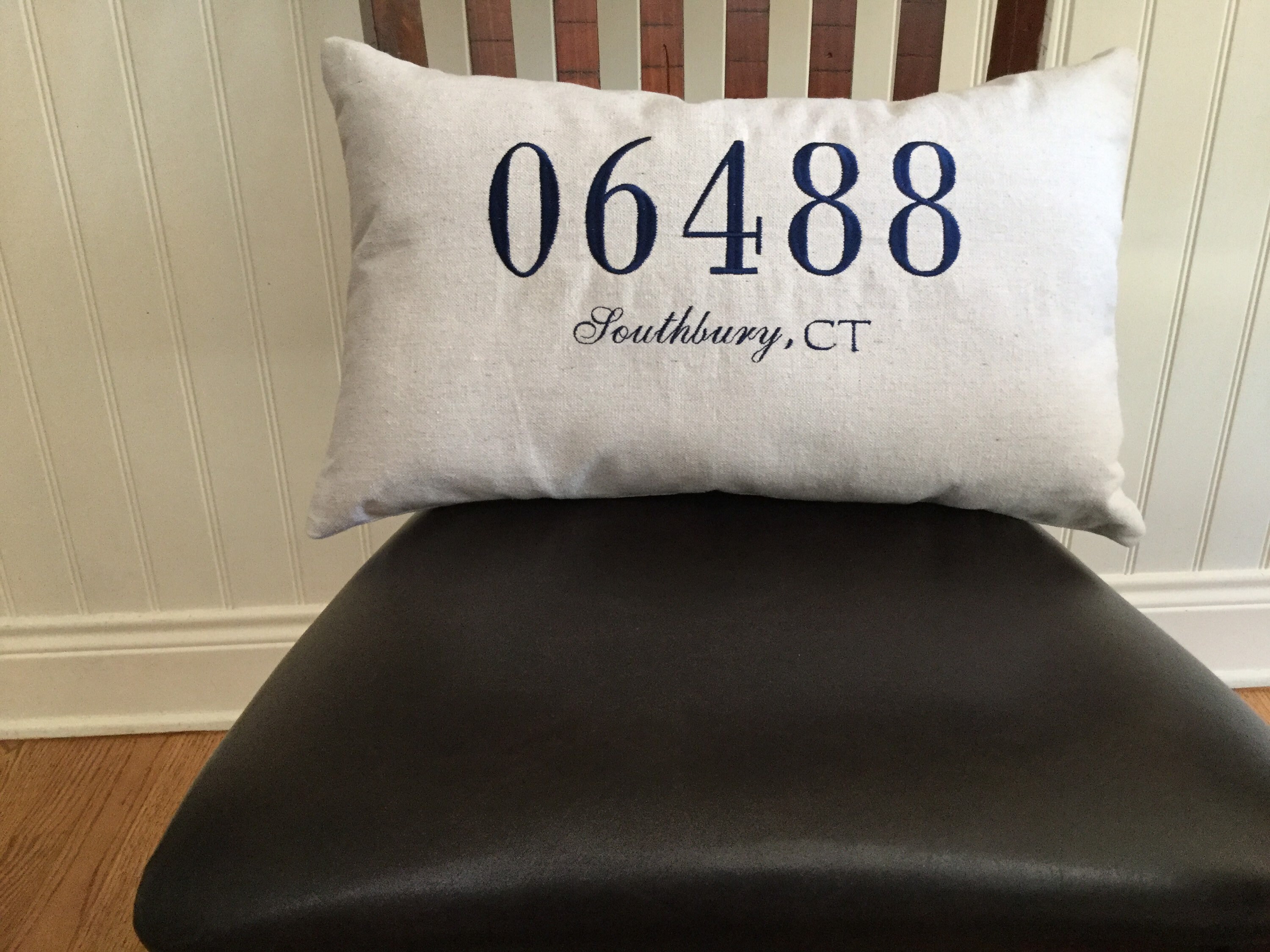 Embroidered personalized zip code pillow with city and state. Etsy 日本