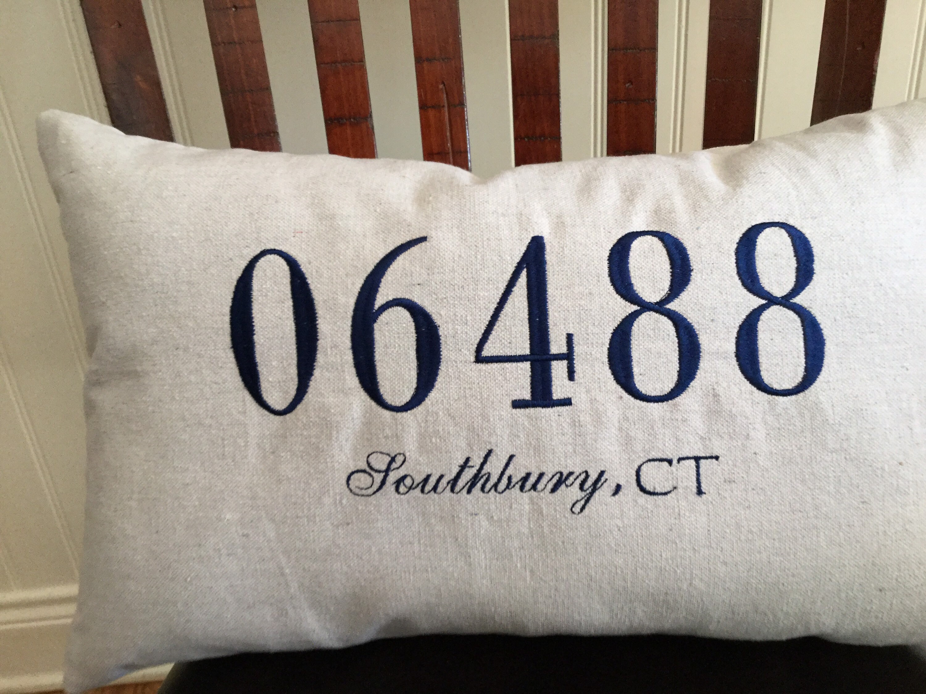 Embroidered personalized zip code pillow with city and state. Etsy 日本