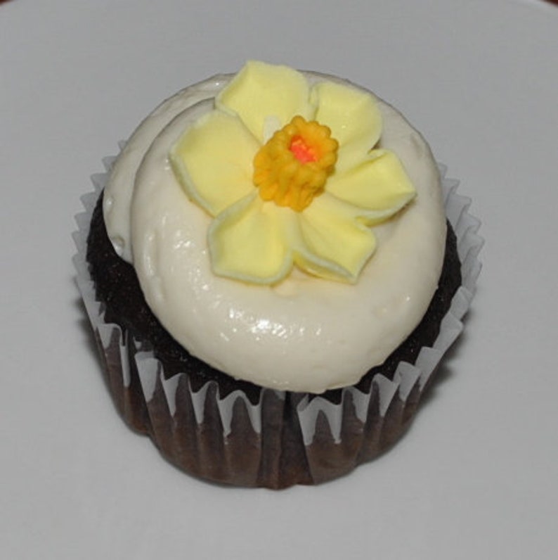 12 Royal Icing Edible Daffodil Cupcake Toppers. 11/2 Etsy