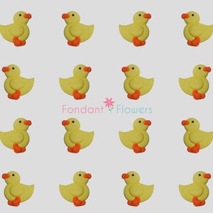 Könnte beinhalten: Zwölf gelbe Fondant-Enten-Dekorationen mit orangefarbenen Schnäbeln und Füßen. Die Enten sind in vier Reihen zu je drei angeordnet. Der Text "Fondant Flowers" ist in der Mitte des Bildes gedruckt.