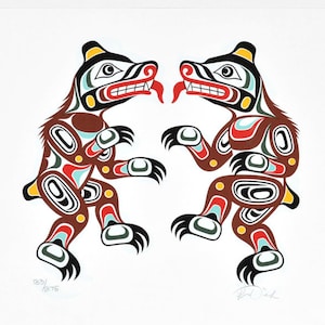 Puede incluir: Dos osos estilizados enfrentados, con patrones geométricos rojos, amarillos, azules y negros. Los osos están en posición de lucha, con la boca abierta y los dientes visibles. El fondo es blanco.