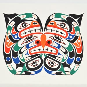 Könnte beinhalten: Ein farbenfroher Druck eines indianischen Designs mit einer stilisierten Kreatur in Schwarz, Rot, Orange, Grün, Blau und Weiß.