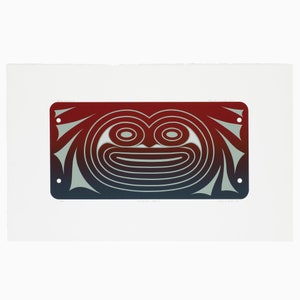 Puede incluir: Una impresión gráfica estilizada de una cara con una gran sonrisa, en rojo, azul y blanco. La impresión está enmarcada en un rectángulo con un fondo azul oscuro.