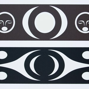 Puede incluir: Una impresión abstracta en blanco y negro con dos bandas horizontales. La banda superior tiene un fondo marrón oscuro con un círculo blanco en el centro y dos medias lunas blancas a cada lado. La banda inferior tiene un fondo azul oscuro con dos círculos blancos a cada lado y dos medias lunas blancas en el centro.