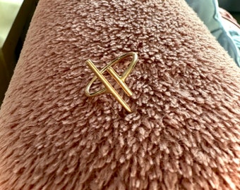 Open Asymmetrical Graphic Ring "H" in fine gold-plated silver