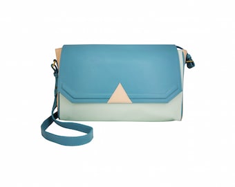 Sac besace rectangle en cuir lisse vert et beige.