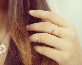 Open claw ring in solid silver plated rose gold