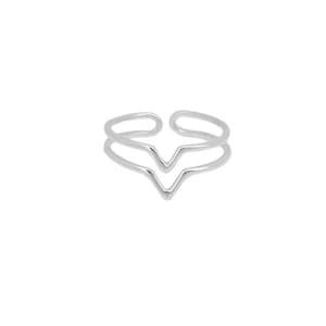 Peut inclure: Une bague en argent à double bande avec un motif en V.