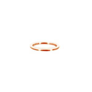 Peut inclure: Une bague simple et fine en or rose.