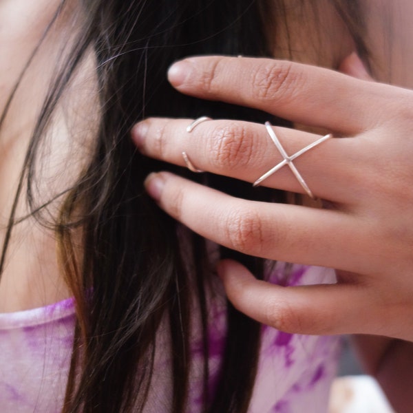 Bague croisée fine graphique en argent massif bijou minimaliste