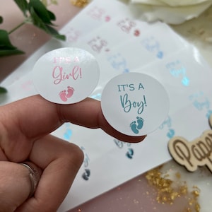 Het is een meisje/het is een jongen Gender Reveal. Babyshower. Verijdelde stickers. Stickers voor feesttassen.
