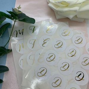 Gepersonaliseerde eerste verijdelde stickers. Stickers voor feesttassen. Bedankt. Labels voor kerstcadeaus