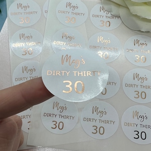 Gepersonaliseerde vuile 30 verjaardag verijdelde stickers. Stickers voor feesttassen.