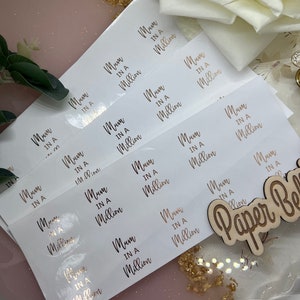 Mamá en un millón de pegatinas laminadas. Pegatinas para bolsos de fiesta. Pegatinas del Día de las Madres.