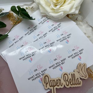 Autocollants déjoués personnalisés pour fête prénatale Il ou Elle. Autocollants de sac de fête. Merci.