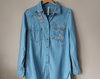 Vintage Denim Embroidered Shirt, Floral Jeans Shirt, Button Up Shirt Blue Denim Size M/L