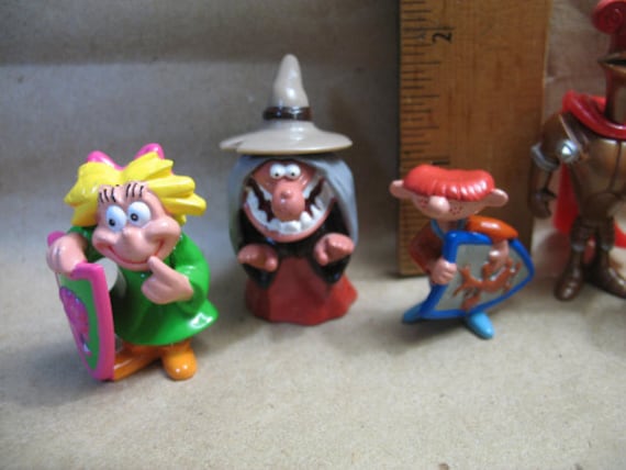 KINDER SURPRISE Kingdom of Fun Knights Witch - 2004 Belgium Mini