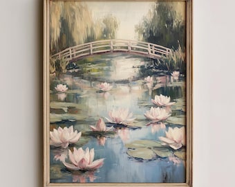 Puede incluir: Pintura enmarcada que representa una serena escena de estanque con un puente de arco blanco y numerosos nenúfares rosas. La obra de arte tiene un estilo suave e impresionista, con una paleta de colores apagados de azules, verdes y rosas.