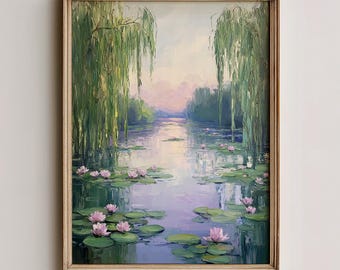 Puede incluir: Pintura de paisaje enmarcada que presenta una serena escena acuática con sauces llorones y nenúfares rosas. La obra de arte tiene un estilo suave e impresionista con una paleta de colores apagados de verdes, azules y rosas. El marco es de madera clara y cálida.