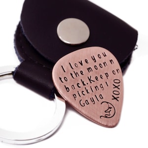 Chaveiro de palheta de guitarra de cobre para presente de dia dos namorados - Palheta de guitarra de metal personalizada - Presente para ele - Chaveiro de lembrança de casamento feito à mão