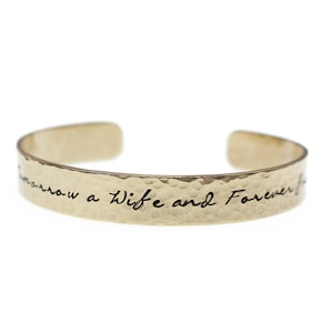 Mutter der Braut Manschette Armband, personalisierte Gravur, Mutter der Braut Geschenk für Mutter, Hochzeitsgeschenk von Tochter Sohn