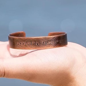 Bracciale regalo di San Valentino per uomo, polsino in rame, personalizzato, regalo per lui, timbrato a mano, personalizzato, messaggio nascosto, bracciale con coordinate