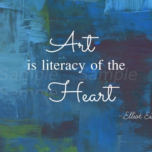 Puede incluir: Impresión de arte abstracto con un fondo azul texturizado. El texto blanco en cursiva dice "Art is literacy of the Heart" con el nombre del autor, Elliot Eisner, debajo. La obra de arte presenta pinceladas en tonos de azul, verde y marrón.