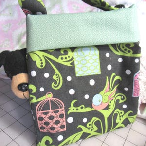 Bolso para niño con pájaros y jaulas de pájaros en algodón negro