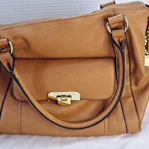 Bolso de mano vintage STEVE MADDEN, tipo cartera, tipo bandolera, convertible, con herrajes en marrón y dorado brillante, nuevo, en excelente estado