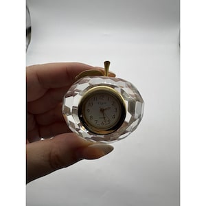 Elgin Quartz Crystal Apple Desk Clock Gold Tone Stem Leaf Paperweight J560